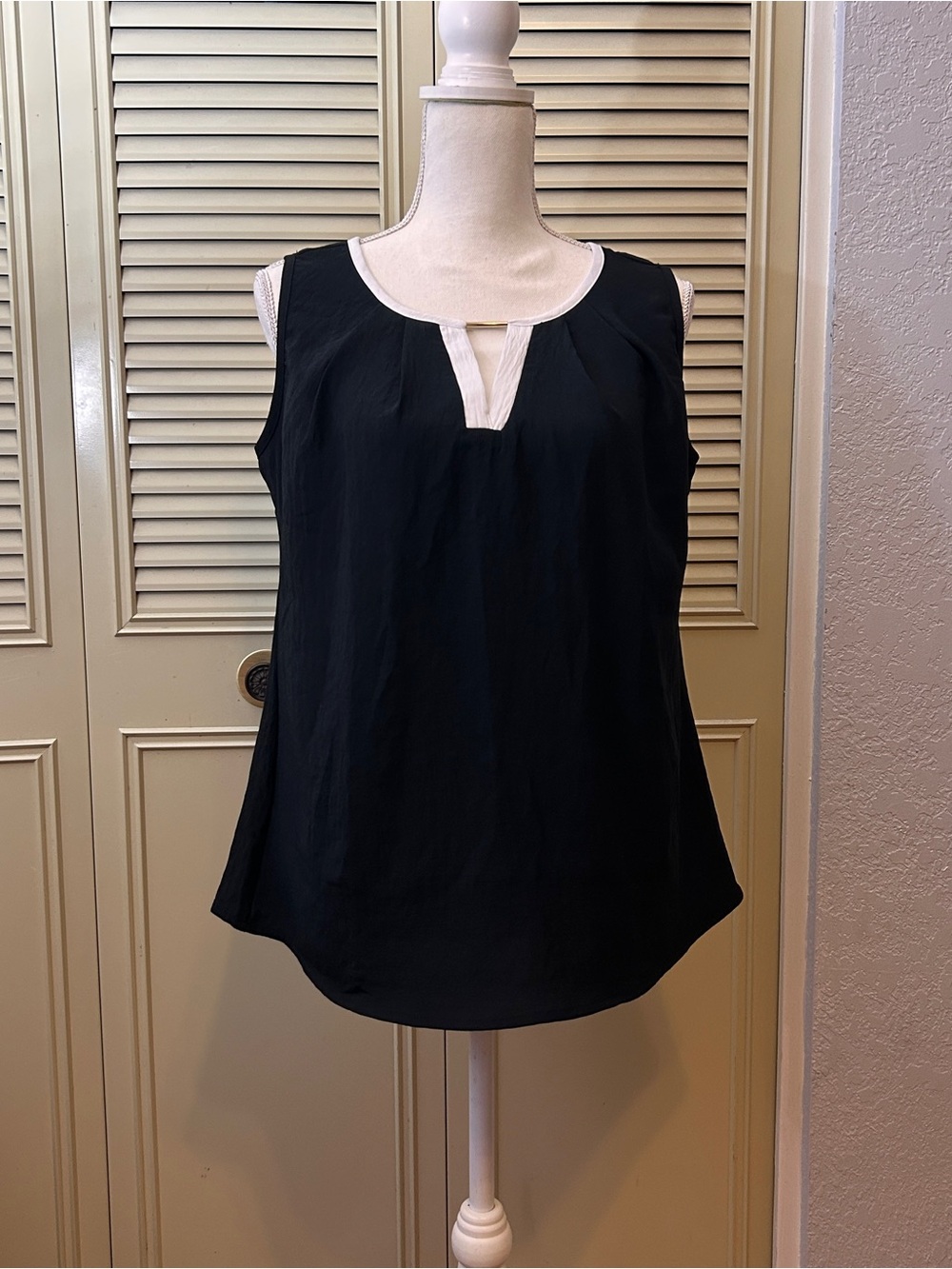 Black Sleeveless V-Neck Contrast Trim Top